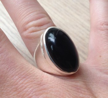 Zilveren ring met ovale cabochon zwarte Onyx maat 17.5 mm
